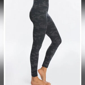 Spanx seamless black camo leggings women’s small